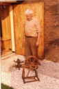 thm_Vater mit Spinnrad August 1982.jpg